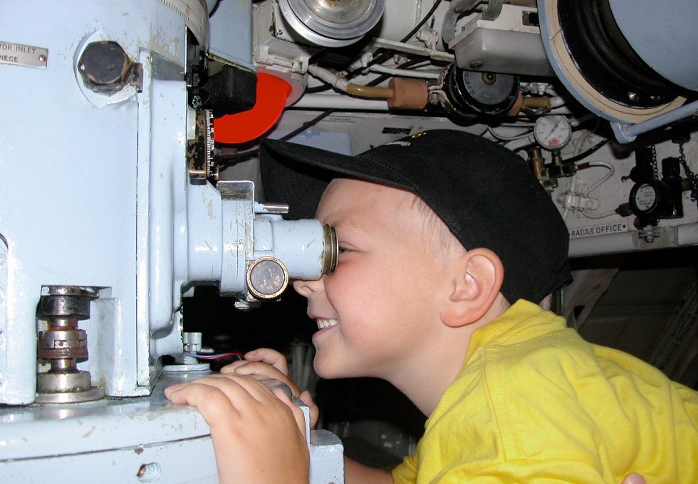 Timi at the periscope., © Erlebniswelt U-Boot GmbH