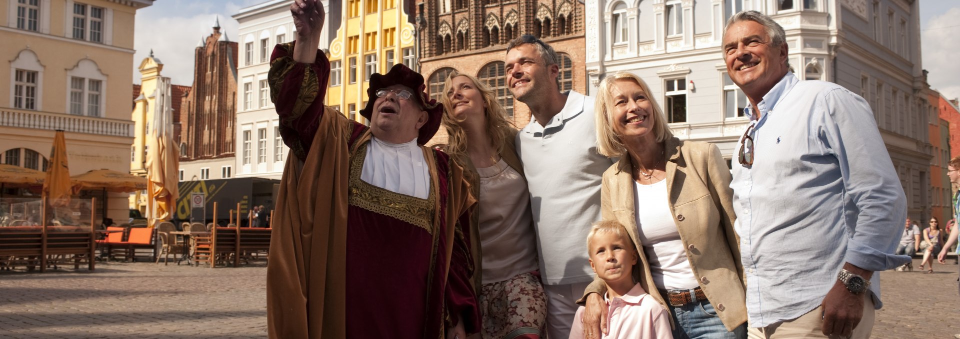 City guide in old garb explains, © Tourismuszentrale Stralsund