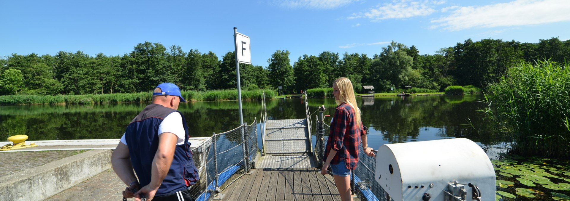 Quickly to the other bank of the Peene with the passenger and bike ferry, © Holger Martens