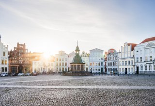 Market square with water art in the Hanseatic City of Wismar at sunrise, © TMV/Gross