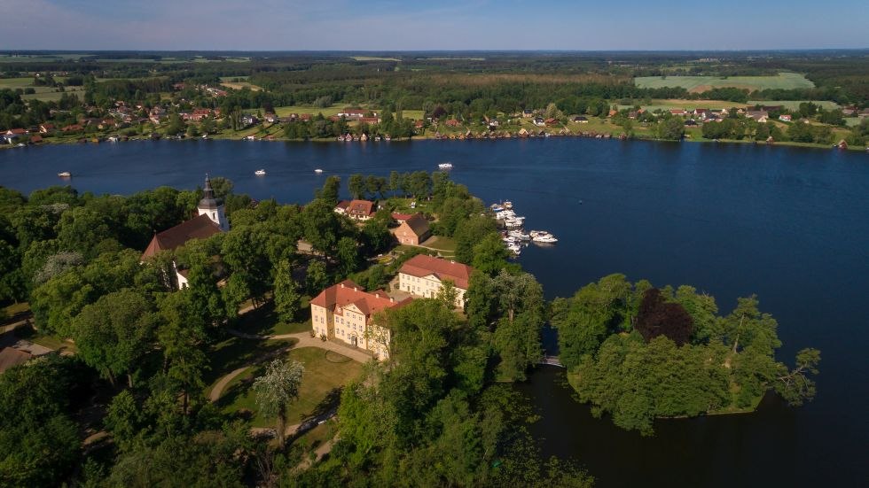 Mirow castle with glittering Mirow lake in the background, © TMV/Myroad