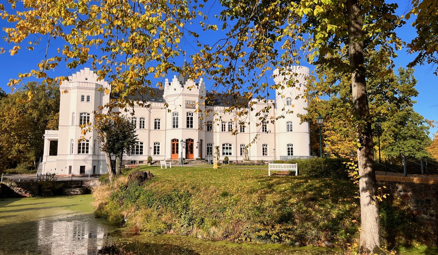 Schlemmin Castle front view fall, © Schloss Schlemmin