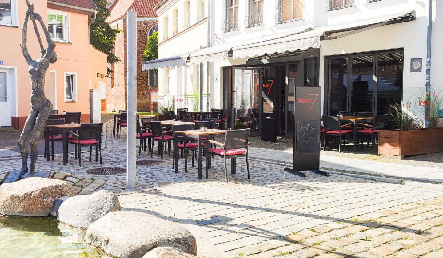 In the heart of Grimmen's old town, Markt 7 is the culinary go-to place for locals and vacationers., © J.Schnepel/Stadtbäckerei Kühl