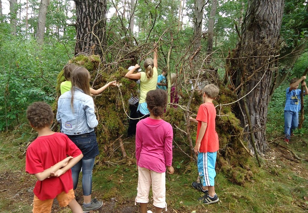 Hut building at environmental camp., © Zebef e.V.