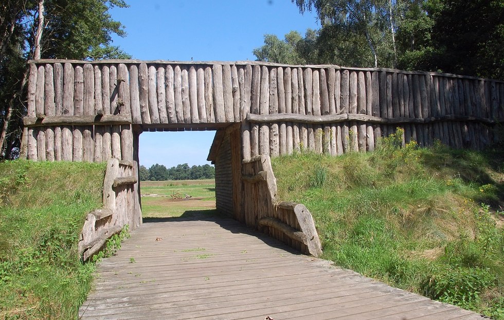 The replica of the former castle rampart on a scale of 1 : 1, © Gabriele Skorupski