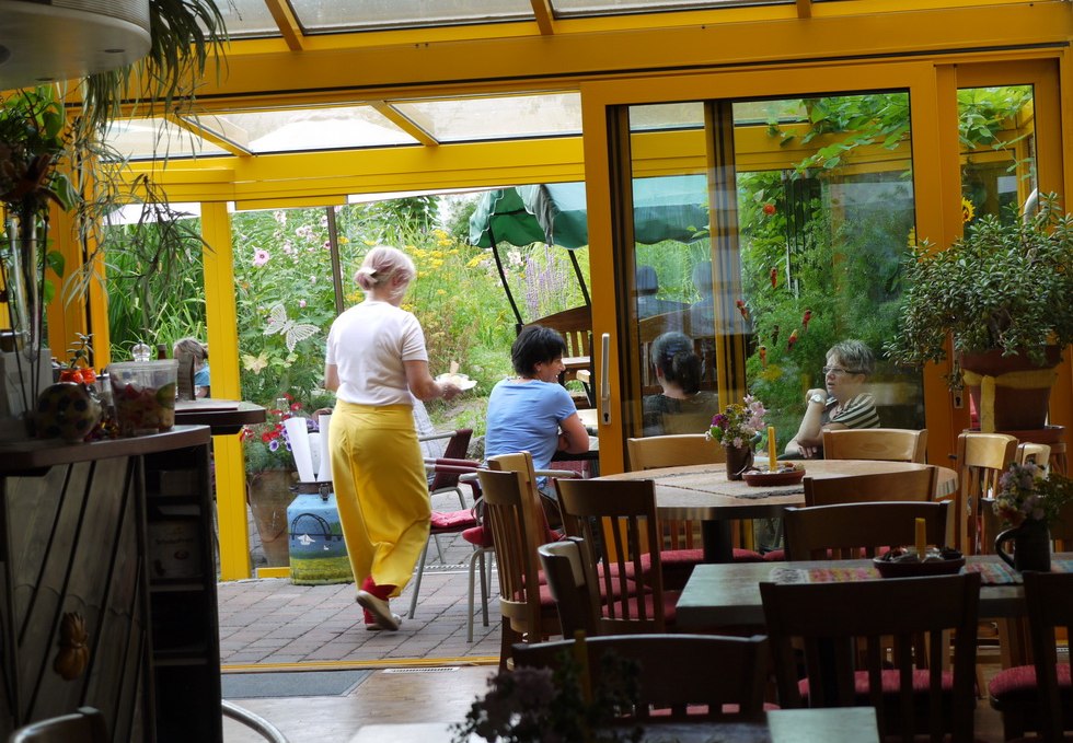 From the restaurant, the conservatory leads directly into the garden, © Gerhard Mersch