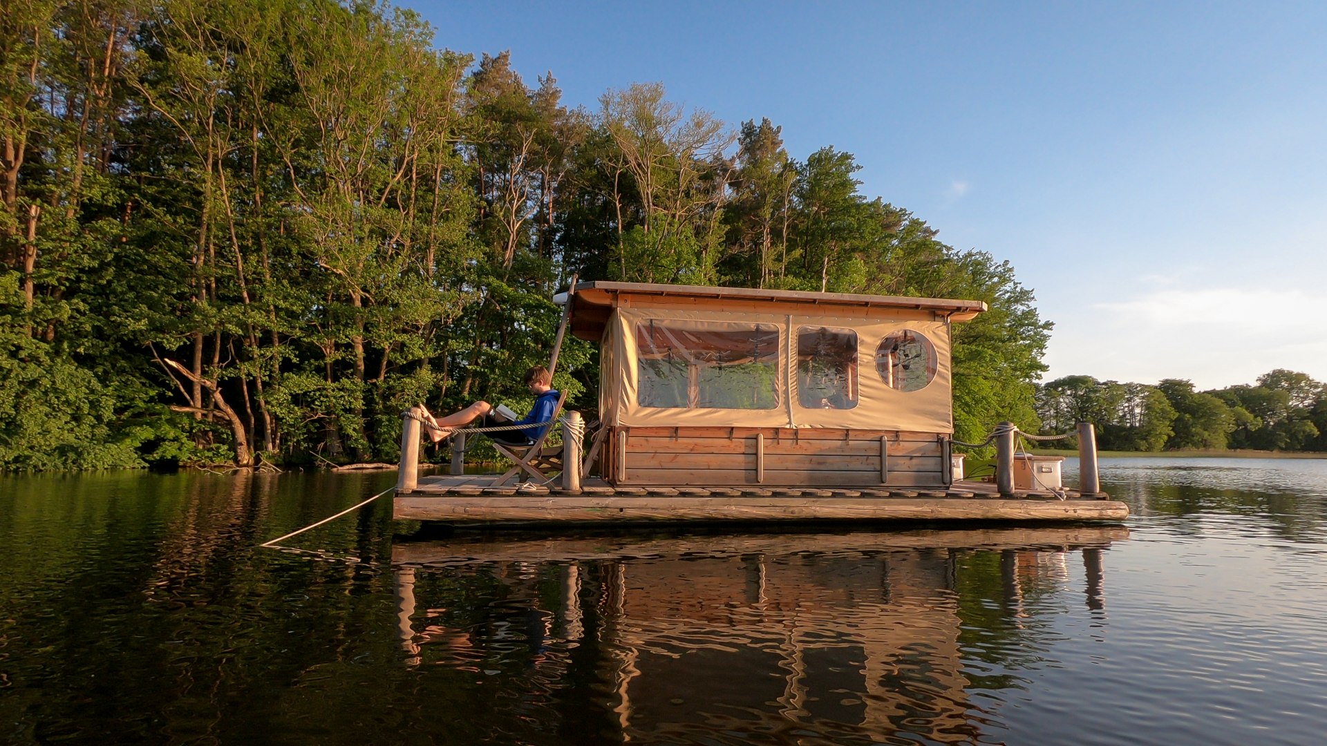 A raft glides leisurely across the water, quietly and close to the shore. It is a bathing and fishing base, sun deck, nature observation station and vacation home all in one. And the great thing is that there are enough lakes here in the Mecklenburg Lake District for everyone to enjoy a license-free rafting vacation. So cast off!, © TMV/Myroad.de