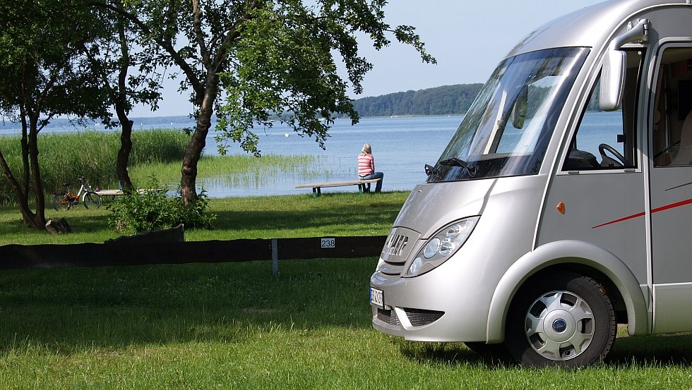 View over the sunbathing lawn to the bathing beach, © Naturcamping Malchow