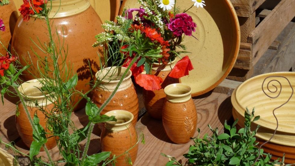 Stoneware at the pottery market, © Astrid Rohmer