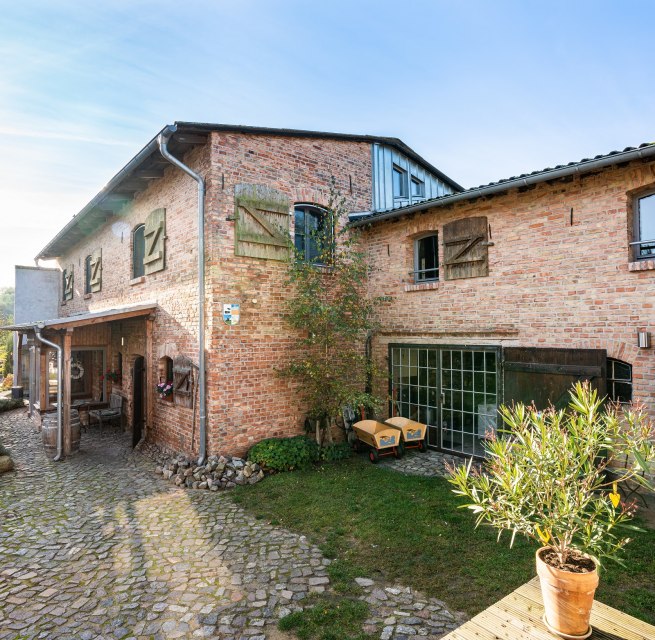 Brick house outside courtyard, © Backsteinhus Marcel Pieper