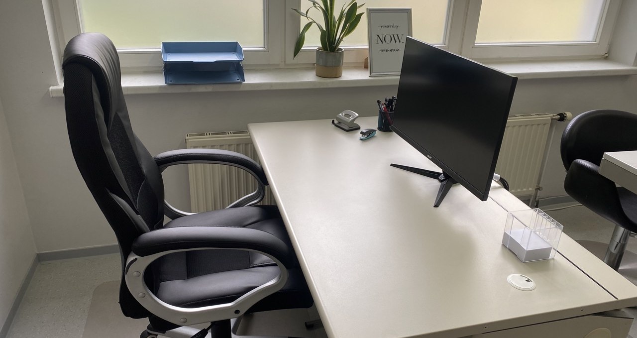 A workstation for fixed bookings with a monitor and connection options for a laptop., © SG GmbH