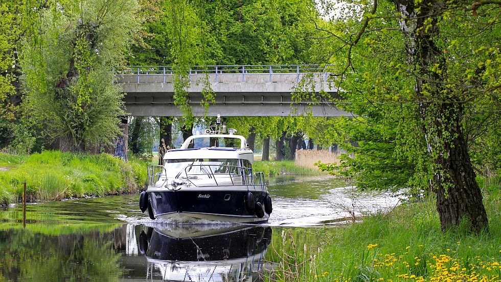 With the houseboat on the Elde-Müritz waterway you can admire nature from close up, © Ralf Ottmann