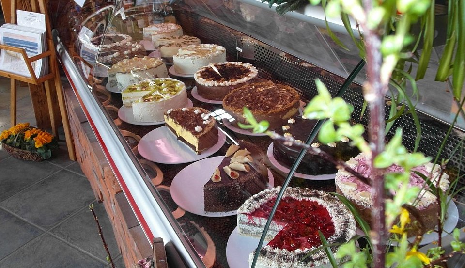 The centerpiece of the restaurant is the cake counter., © SaBö-Hof