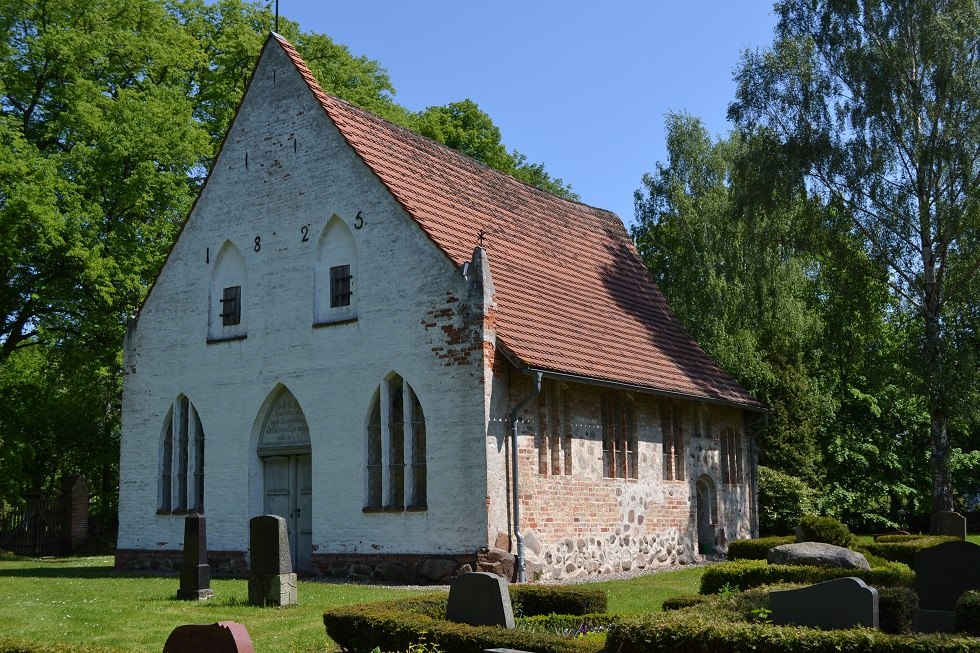 The gable of the church from the 14th century was renewed in 1825., © Lutz Werner