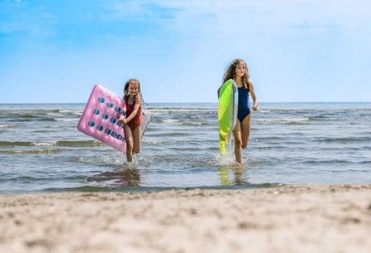 Baltic Sea with air mattresses: Josi and Luna on Usedom beach., © TMV/Tiemann