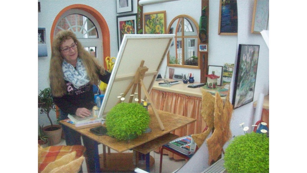 Brigitte Nette at her easel, © Brigitte Nette