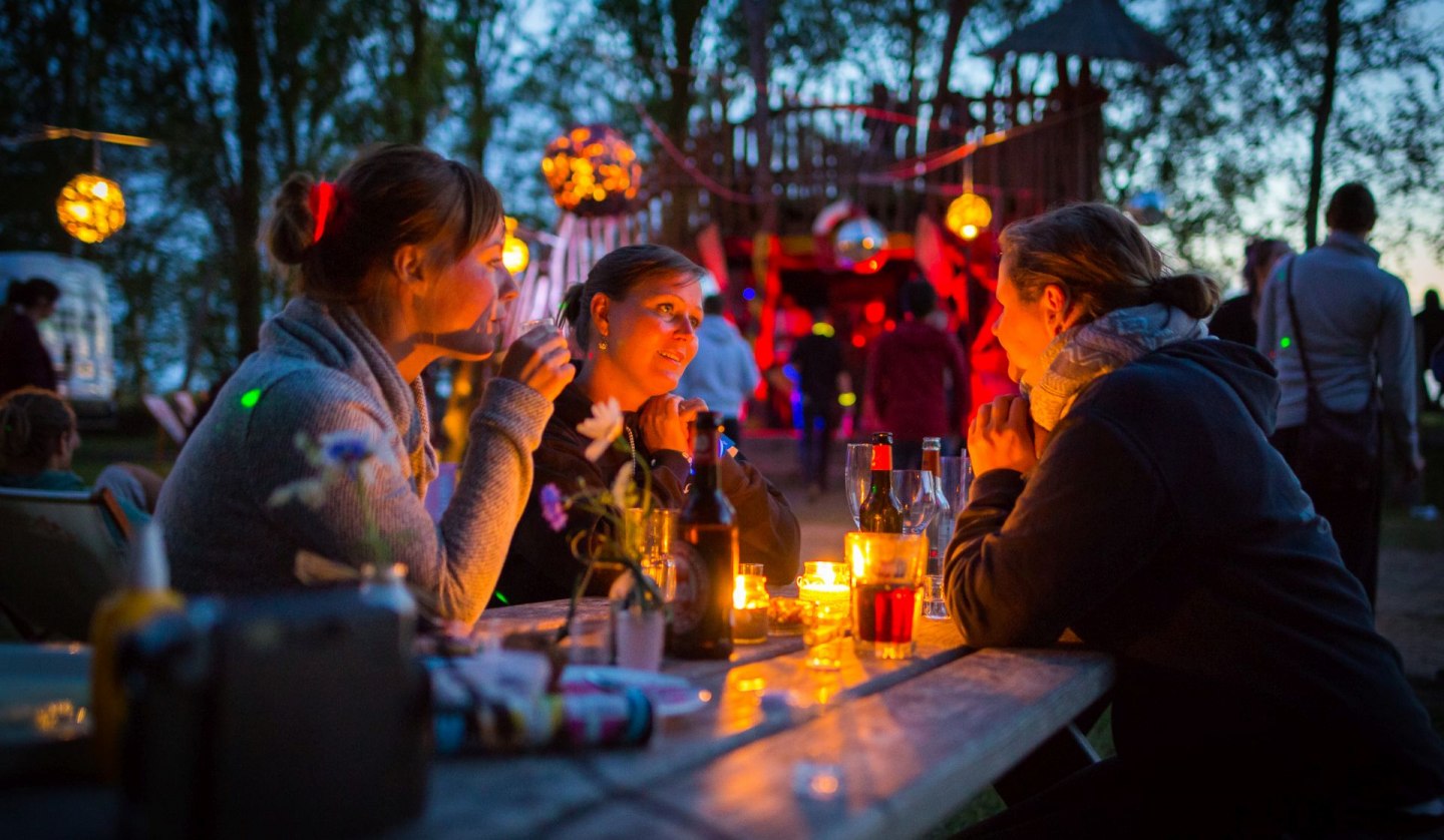 Tiki bar in the evening, © ummaii.de