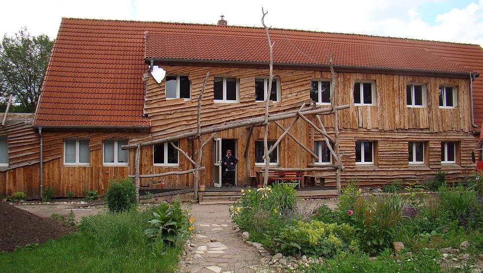 Wooden house with guest floor, 20 sleeping places and seminar room, © Bauspielplatz Schwerin e.V.