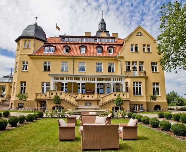 Experience the view of the park and the Schlosshotel Wendorf for yourself and in person, © Grand Hotel Schloss Wendorf