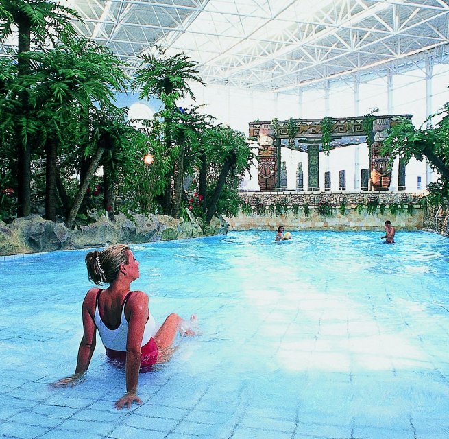 The wave pool, one of the many different water attractions, © HanseDom Stralsund GmbH