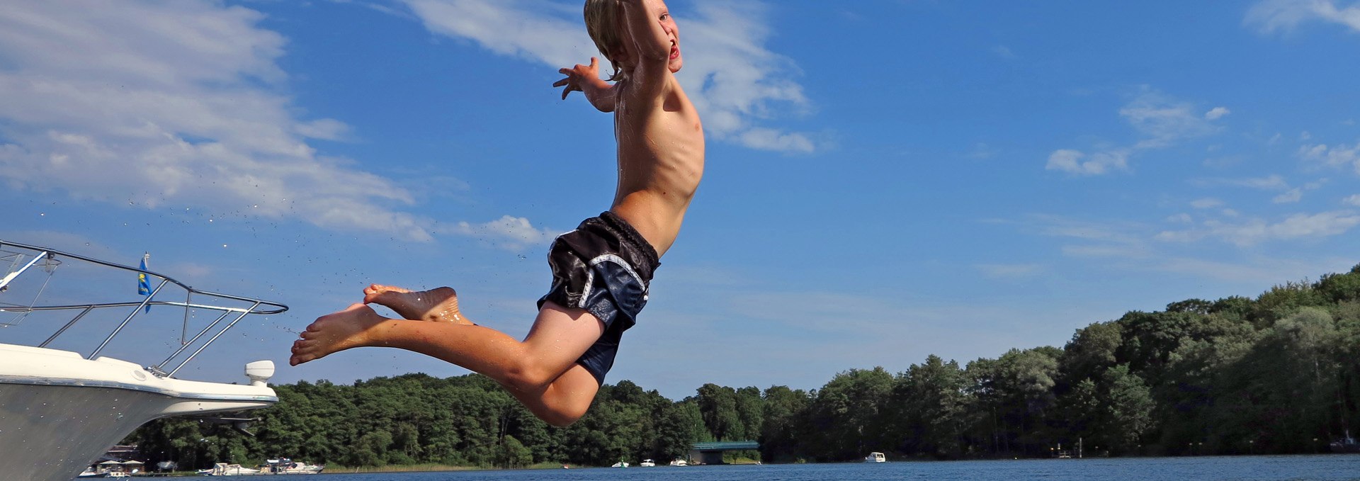 Cooling down directly in front of the "front door" with a jump from the houseboat into the water, © Yachtcharter Schulz