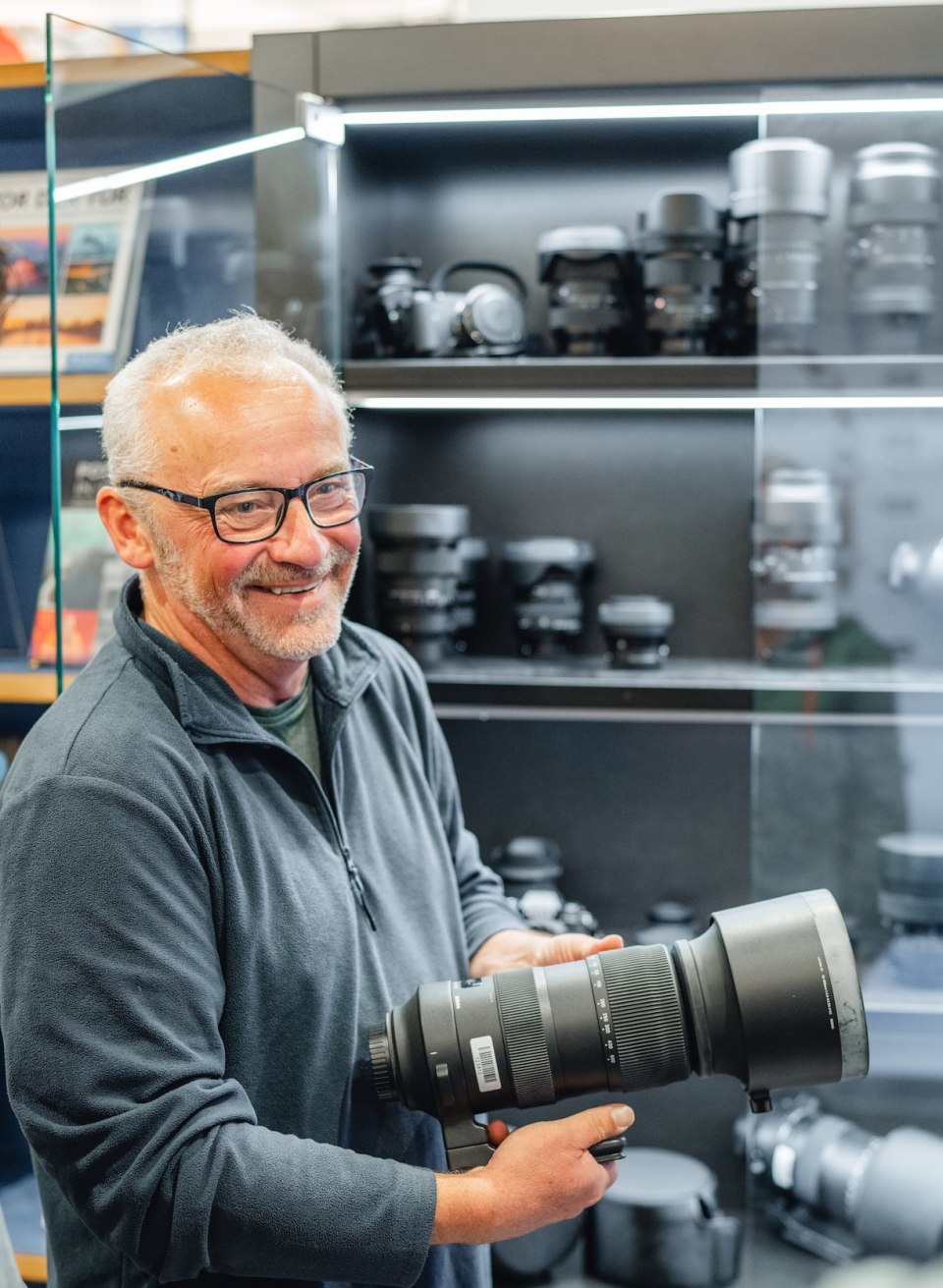 A photographer shows a selection of camera lenses to a workshop participant at the Max Hünten Haus in Zingst.