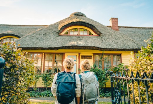 The thatched and colorfully decorated captain's houses characterize the image along the Baltic Sea coast next to the sophisticated spa architecture villas. Today, the listed houses are home to cozy cafés and restaurants, vacation accommodations and numerous galleries, studios and museums., © TMV/Gänsicke