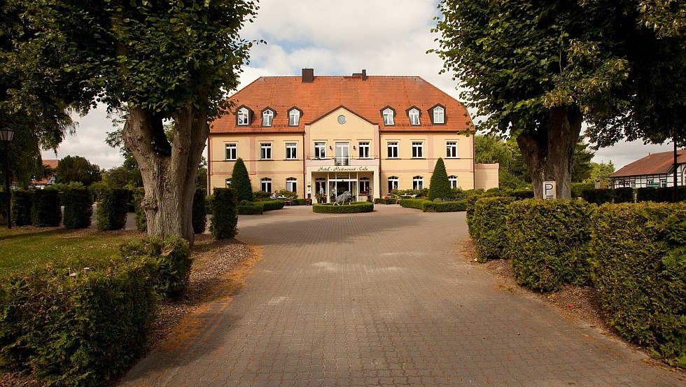 Alley to the manor house, manor Sparow, © Michael Frahm