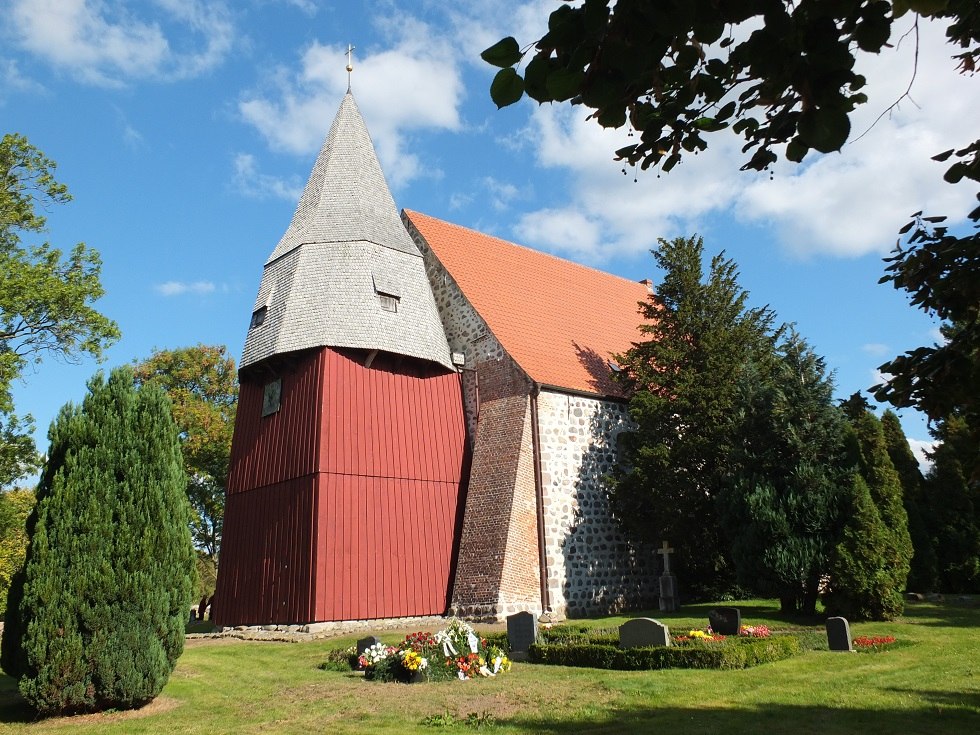 Side view of Tribohmer fieldstone church from the south, © Martin Hagemann