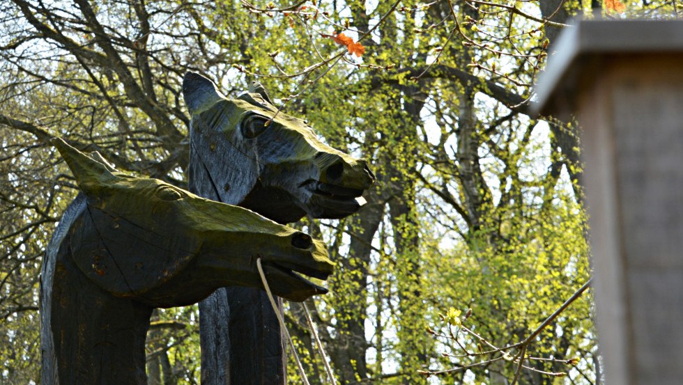 Artwork at station 4 of the forest adventure trail - 2 Lewitzer horses, © Foto: Tourismusverband Mecklenburg-Schwerin