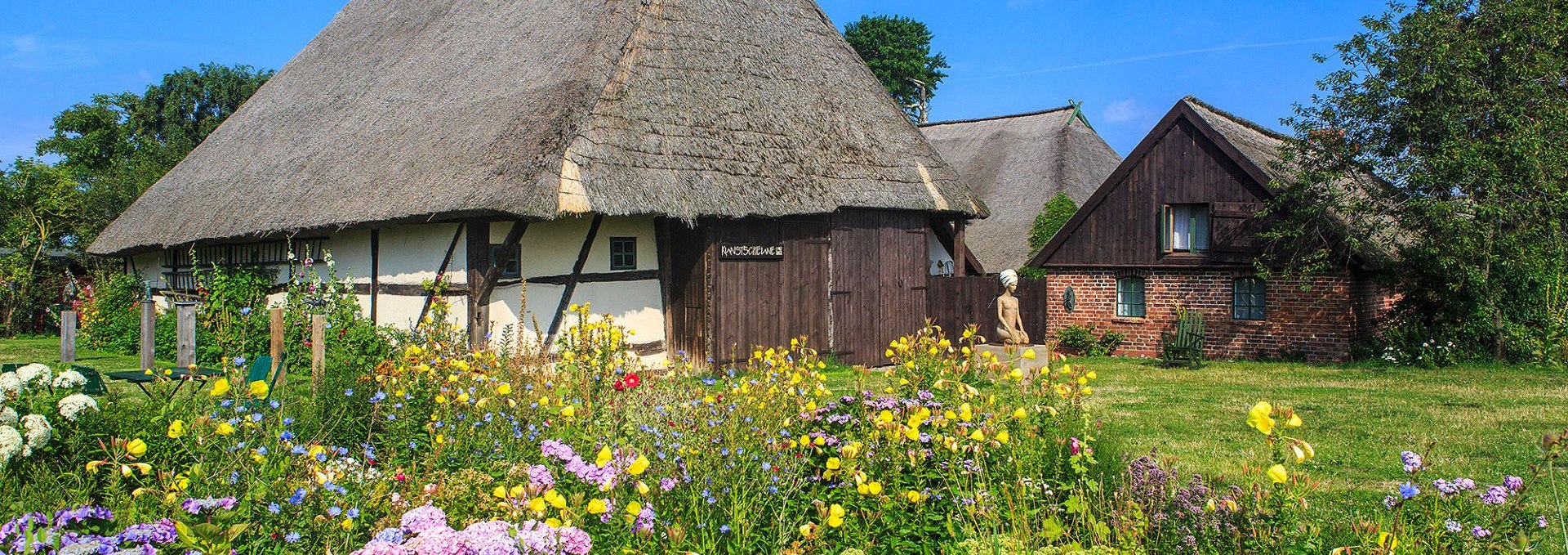 Picturesquely situated are the listed ensembles of time-honored farmsteads in the district of Barnstorf, © Voigt & Kranz UG