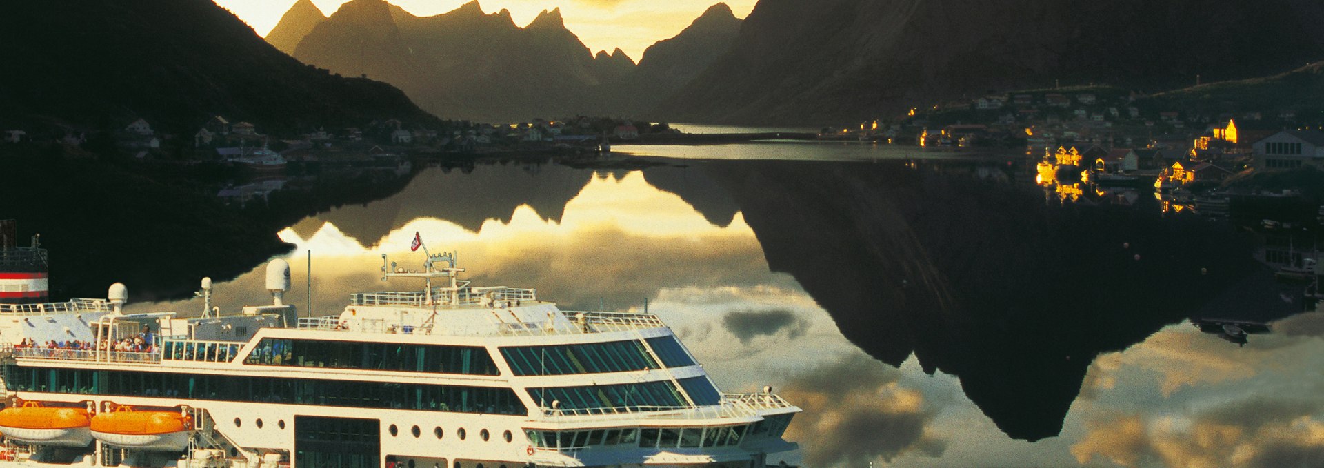 Hurtigruten_poster_image_across, © Roland Marske