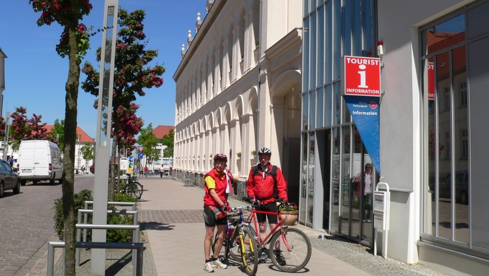 Cyclists at the tourist information office, © Stadt Neustrelitz