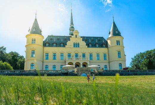 The castle hotel in the heart of the island of Rügen with 65 individual rooms, restaurant with terrace, bar and wellness area with sauna and indoor pool. Experience unique architecture combined with exquisite cuisine and outstanding service., © TMV/Tiemann