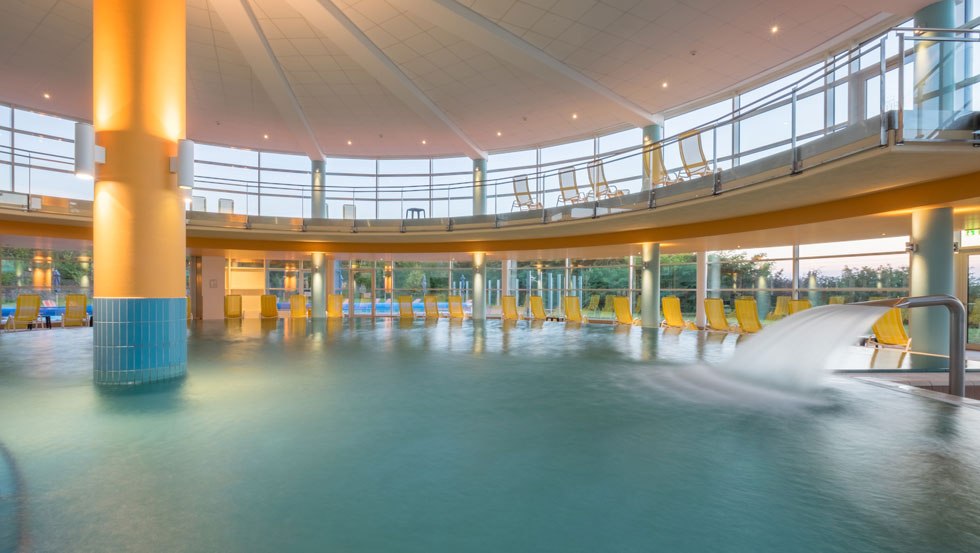 Spacious bathing area with whirlpool and sun gallery, © Kurzentrum Waren (Müritz)