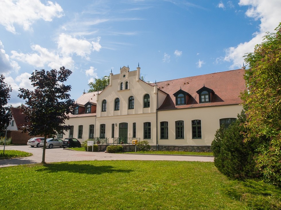 The manor house photographed from the side., © Frank Burger