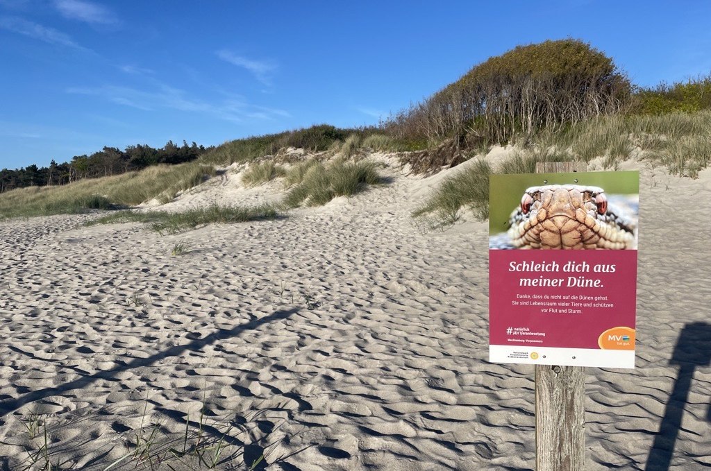 #naturallyWithResponsibility
Thank you for not walking on the dunes. They are the habitat of many animals and protect against floods and storms., © TMV/Rohde