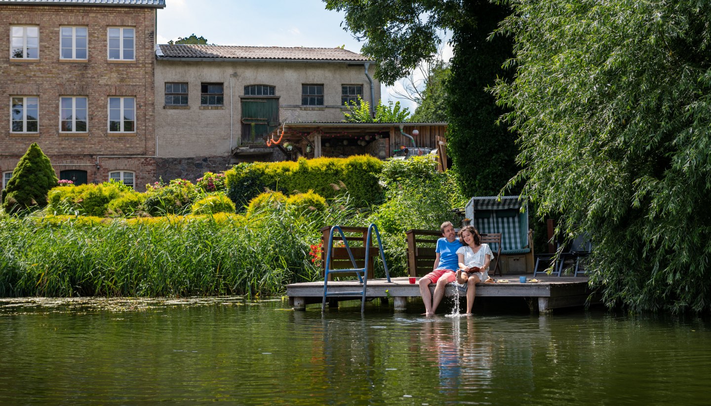 Country vacation in the Mecklenburg Lake District: Relax in nature - the house at the Gadowsee in Comthurey even has its own bathing jetty., © TMV/Tiemann