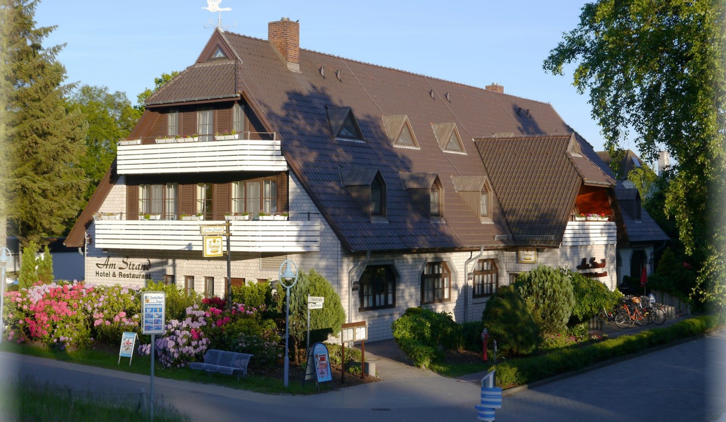 The Hotel Am Strand seen from the Baltic Sea dike, © Robert Niche