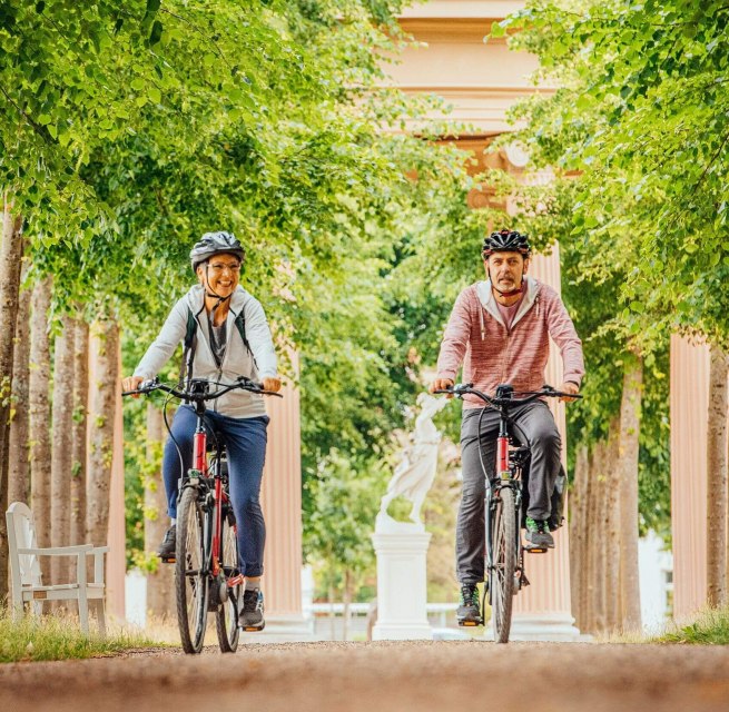 On the road with the bike in the castle garden Neustrelitz, © TMV/Tiemann