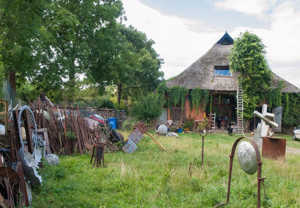 Cane roof house with artwork in the foreground, © Frank Burger