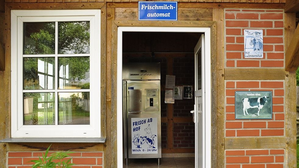 Our milk vending machine offers fresh milk 24 hours for self-dispensing., © Sabine Siedler