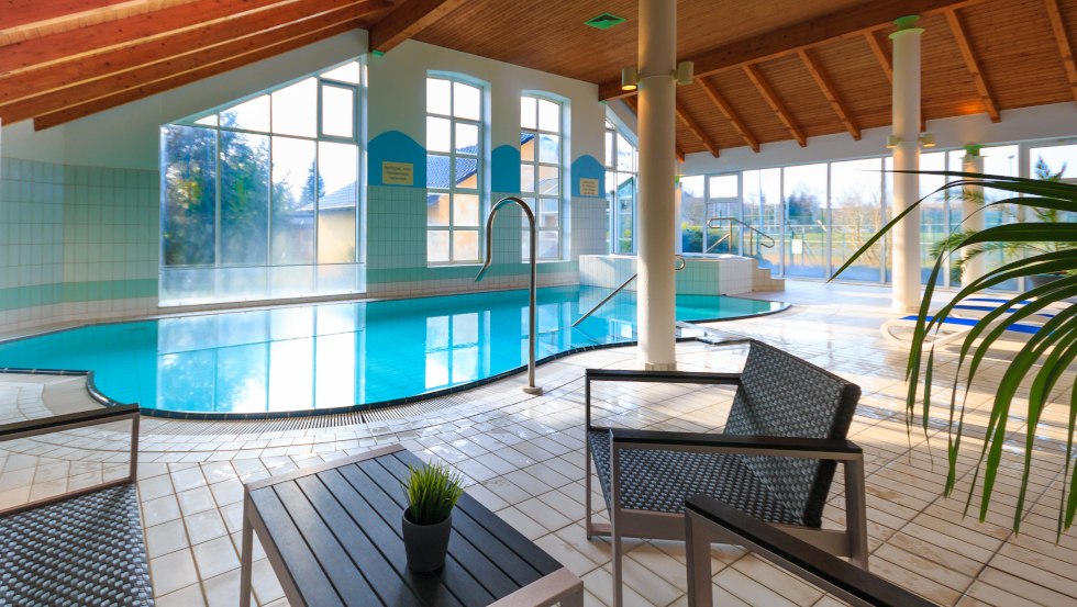 Relaxing by the indoor pool, © TFZ Tessin