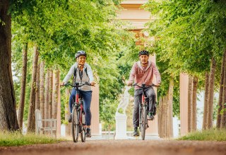 On the road with the bike in the castle garden Neustrelitz, © TMV/Tiemann