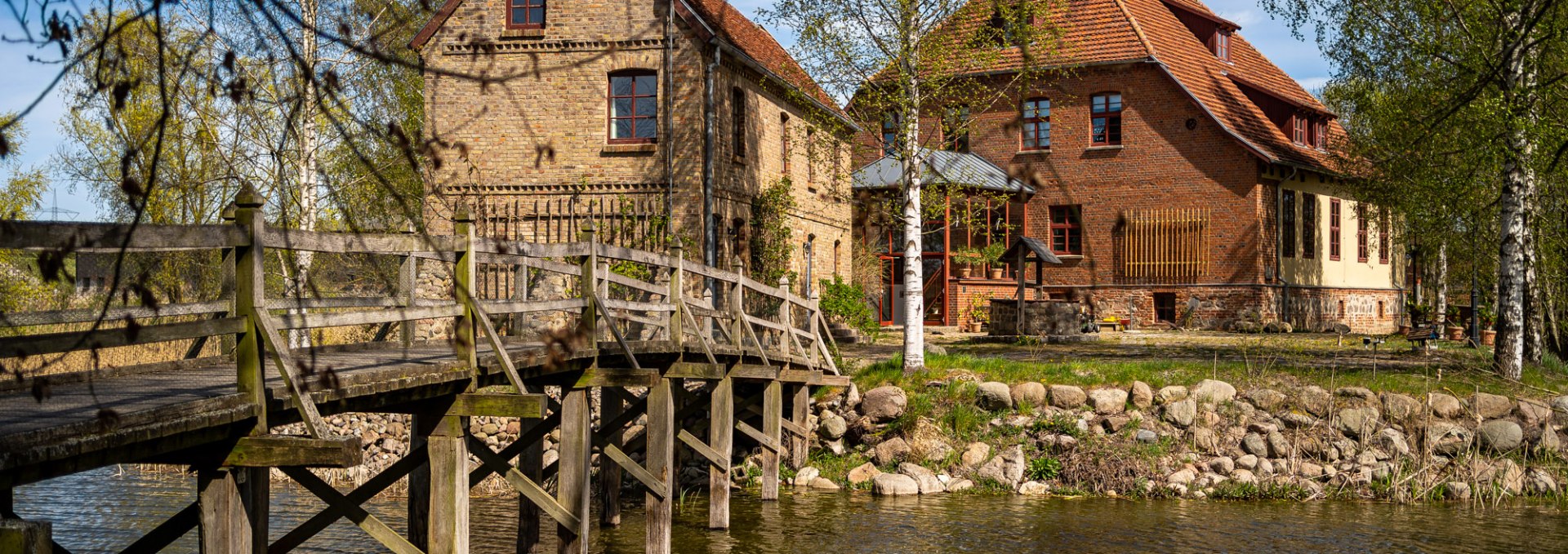 Liepen moated castle with rose house on the island, © Domusimagess