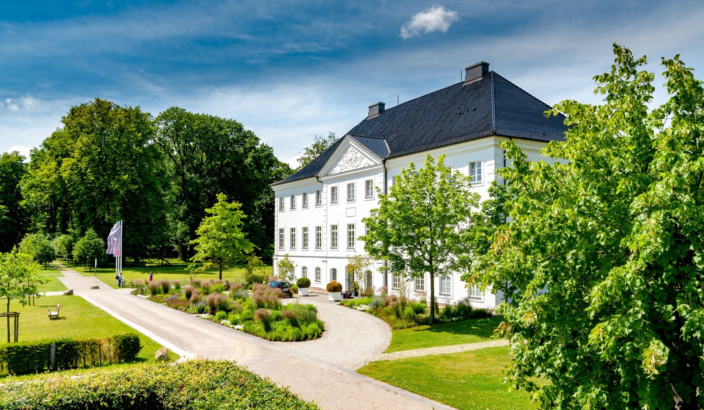 Exterior view of the manor house, © Schlossgut Gross Schwansee