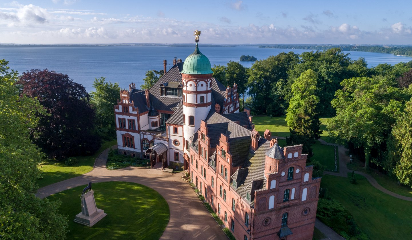 Exterior view of Wiligrad Castle from bird's eye view, © SSGK MV / Funkhaus Creative