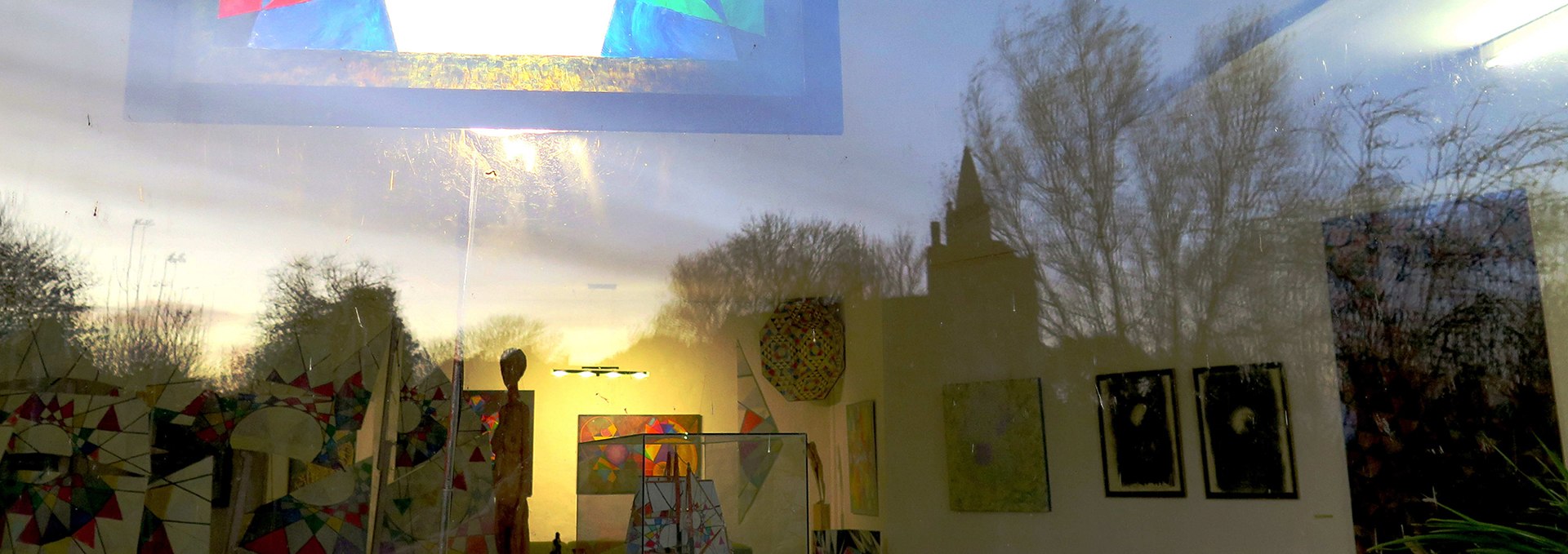 View through the window of the Subitow Gallery at dusk, © Klaus Böllhoff