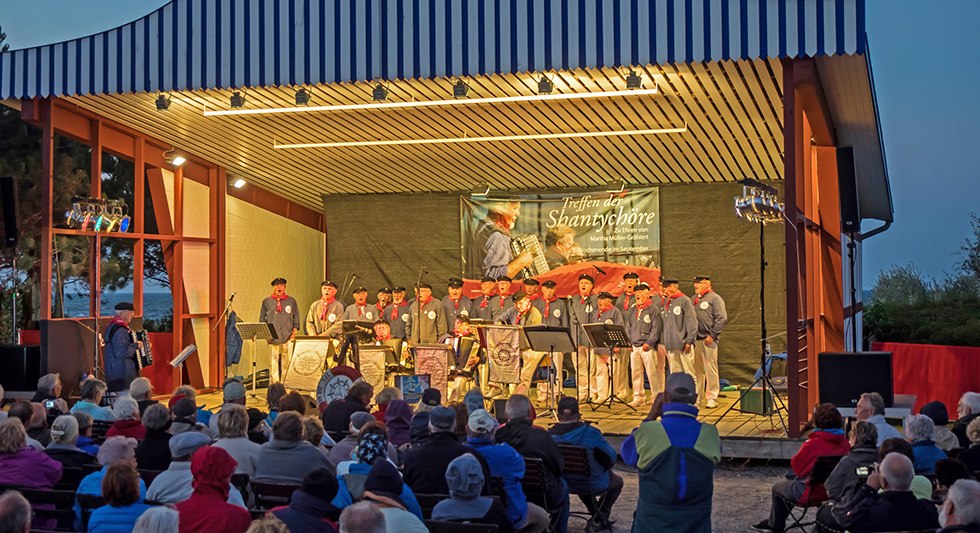 Shanty choir on the Zingst open-air stage, © Frank Burger