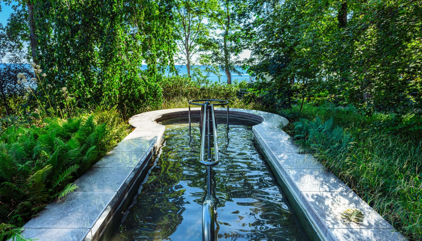 Wonderful water treading: In this Kneipp pool with sea view in Göhren on the island of Rügen, the eye also relaxes., © TMV/Tiemann